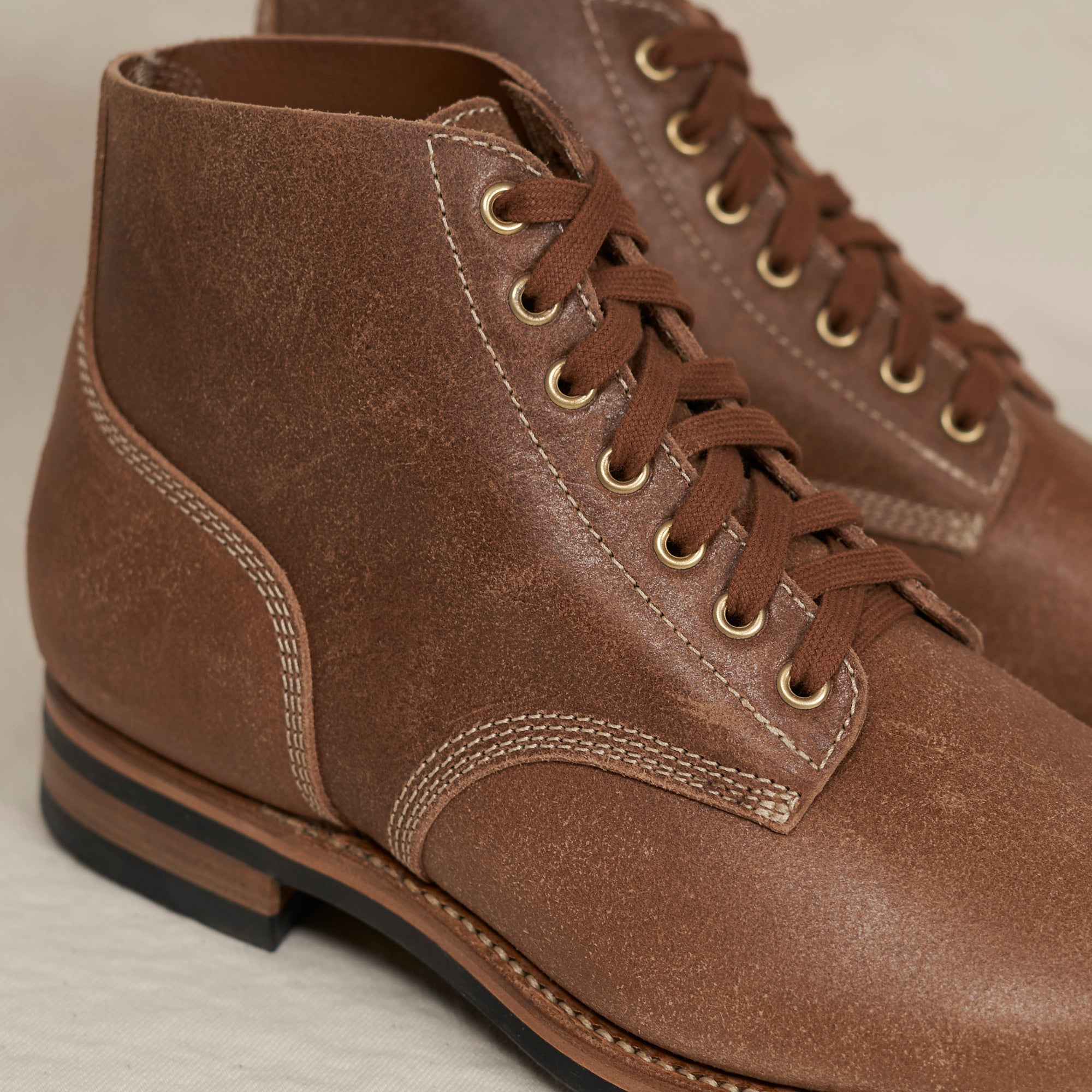 August Special Belliver laced field boot based on the boondocker in sueded and waxed horsehide - close up