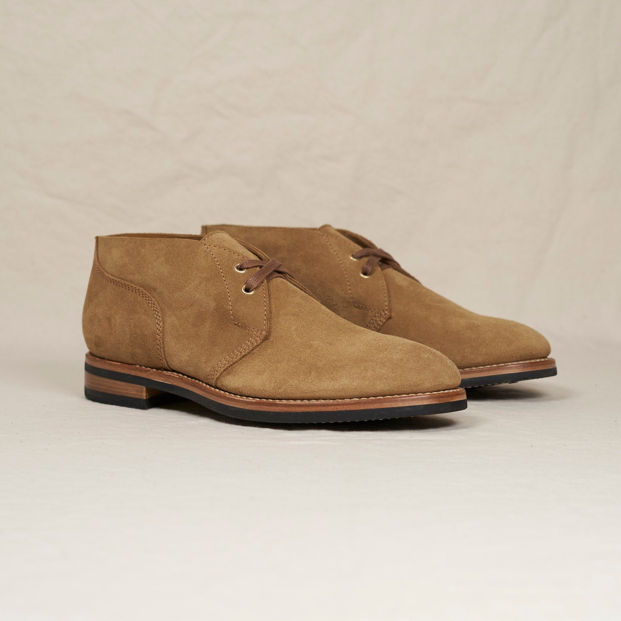 Angled view of August Special Aviator marraca suede Goodyear chukka — classic silhouette, Vibram outsole.