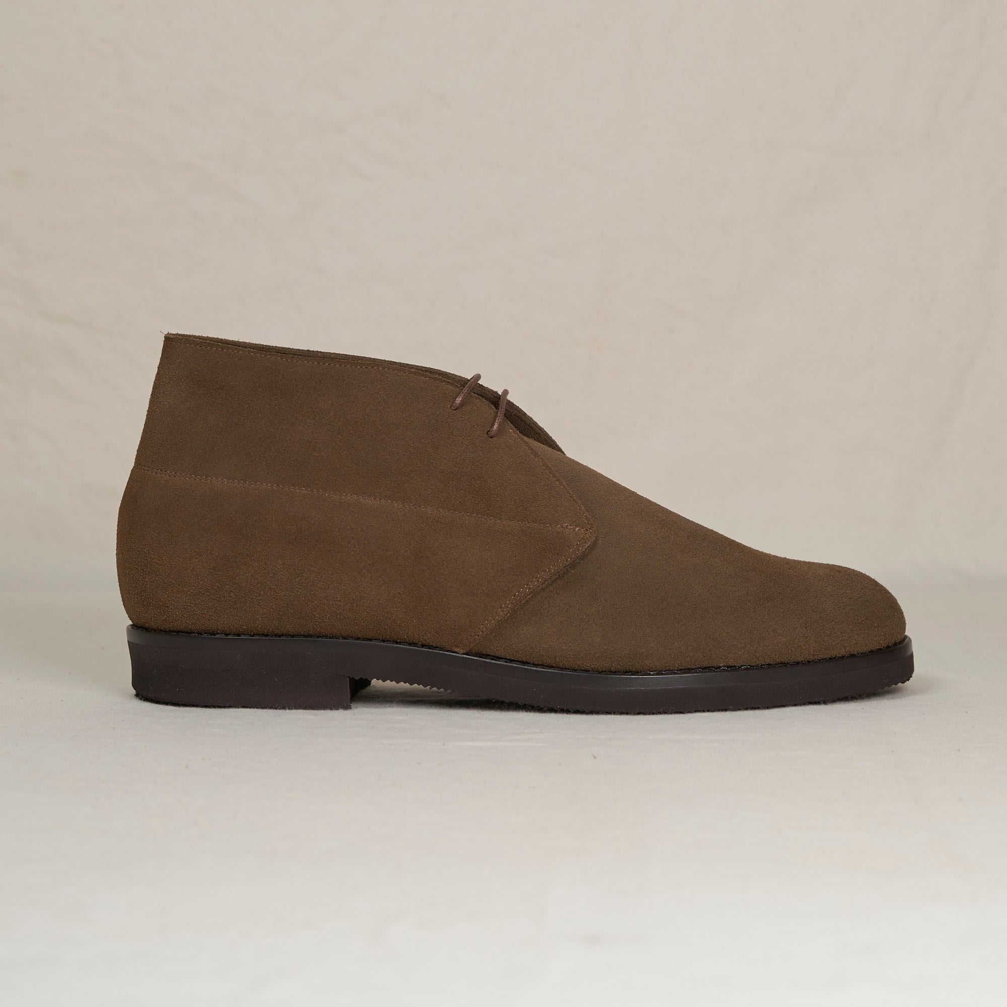 August Special Voyager men's Blake chukka in antelope full-grain suede — Vibram Gumlite, classic American style.