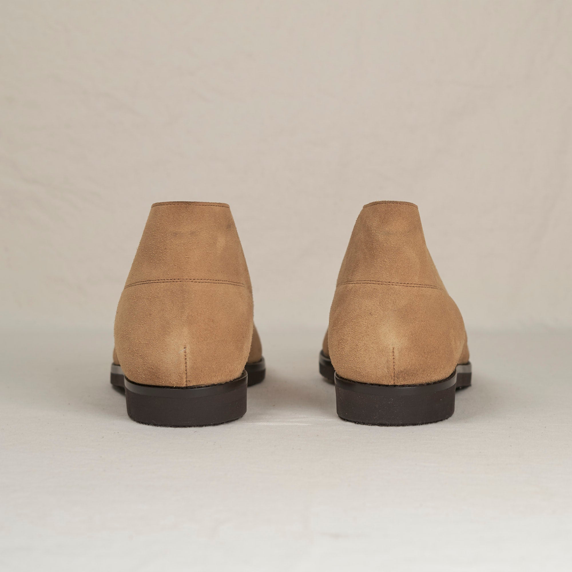 Back heel view of August Special Voyager caramel suede chukka — Vibram Gumlite outsole, Voyager Last fit.