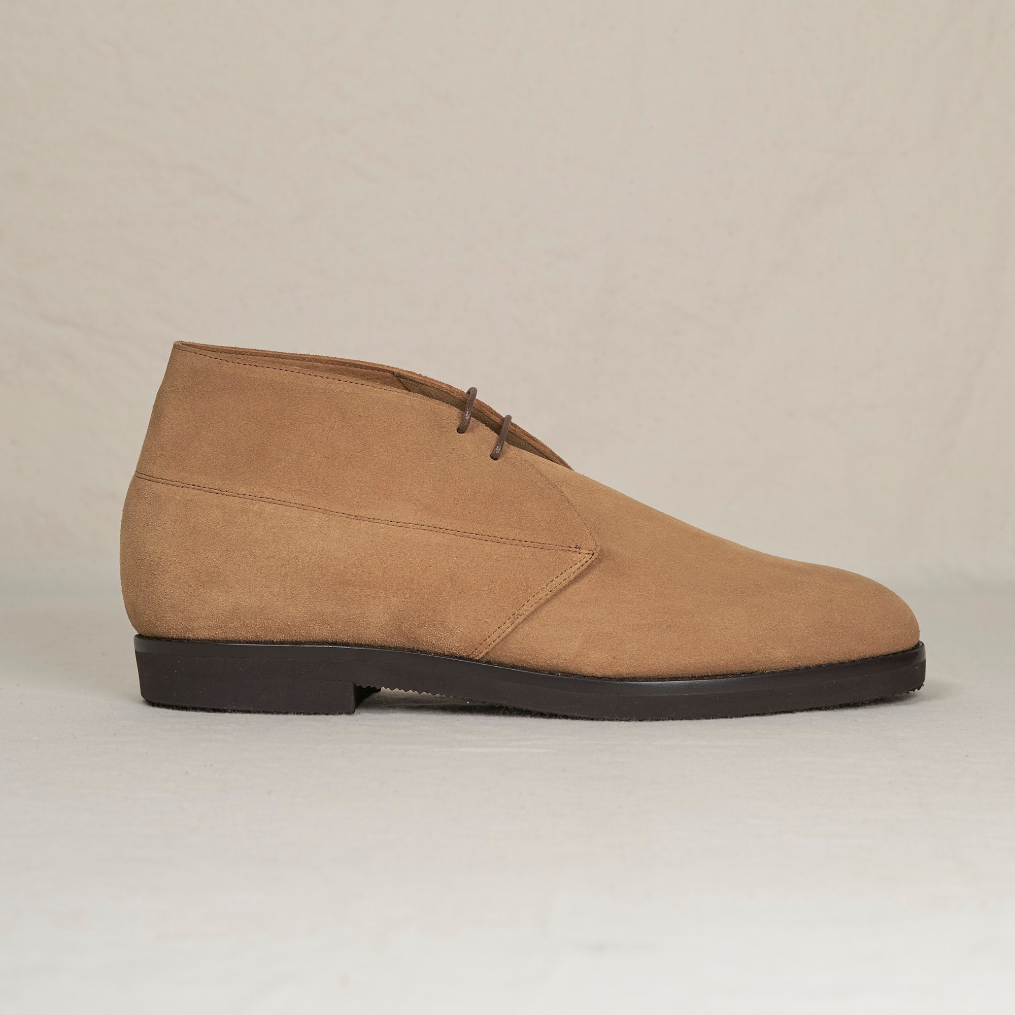 August Special Voyager men's Blake chukka in caramel full-grain suede — Vibram Gumlite, classic American style.