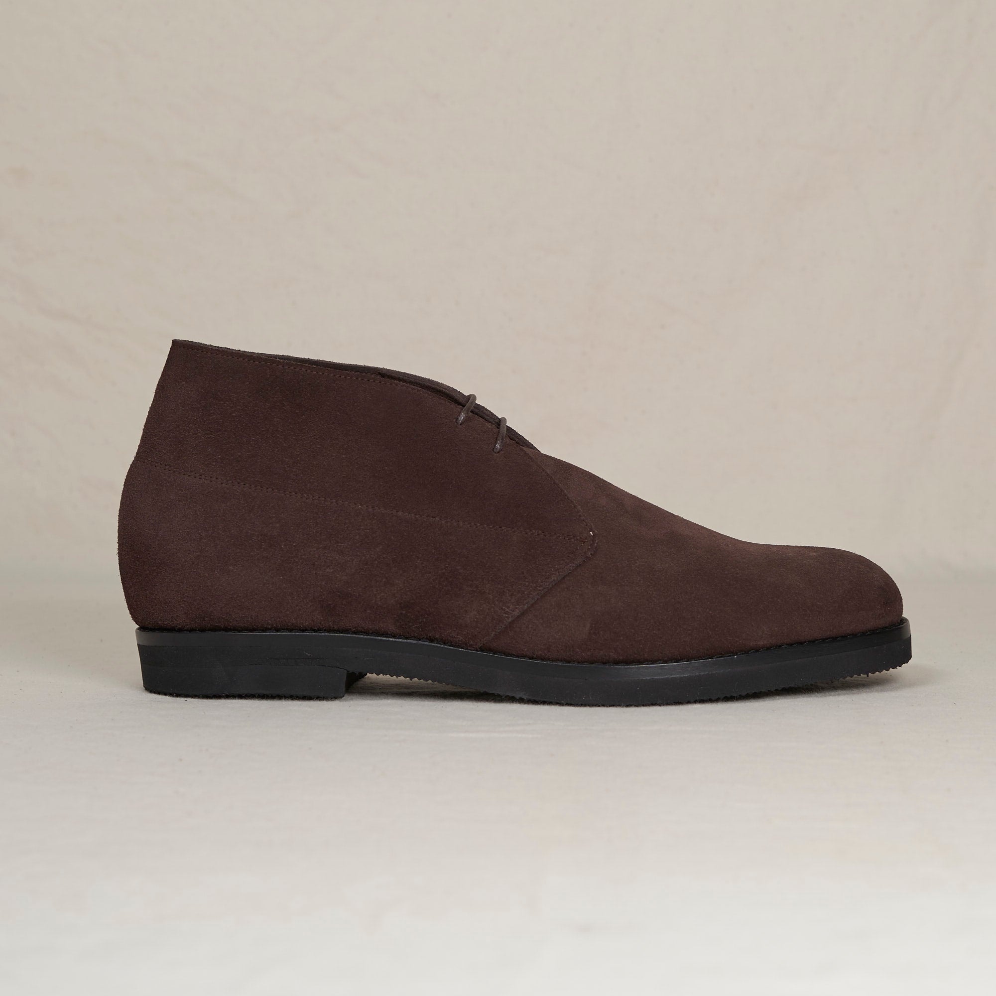 August Special Voyager men's Blake chukka in chocolate full-grain suede — Vibram Gumlite, classic American style.