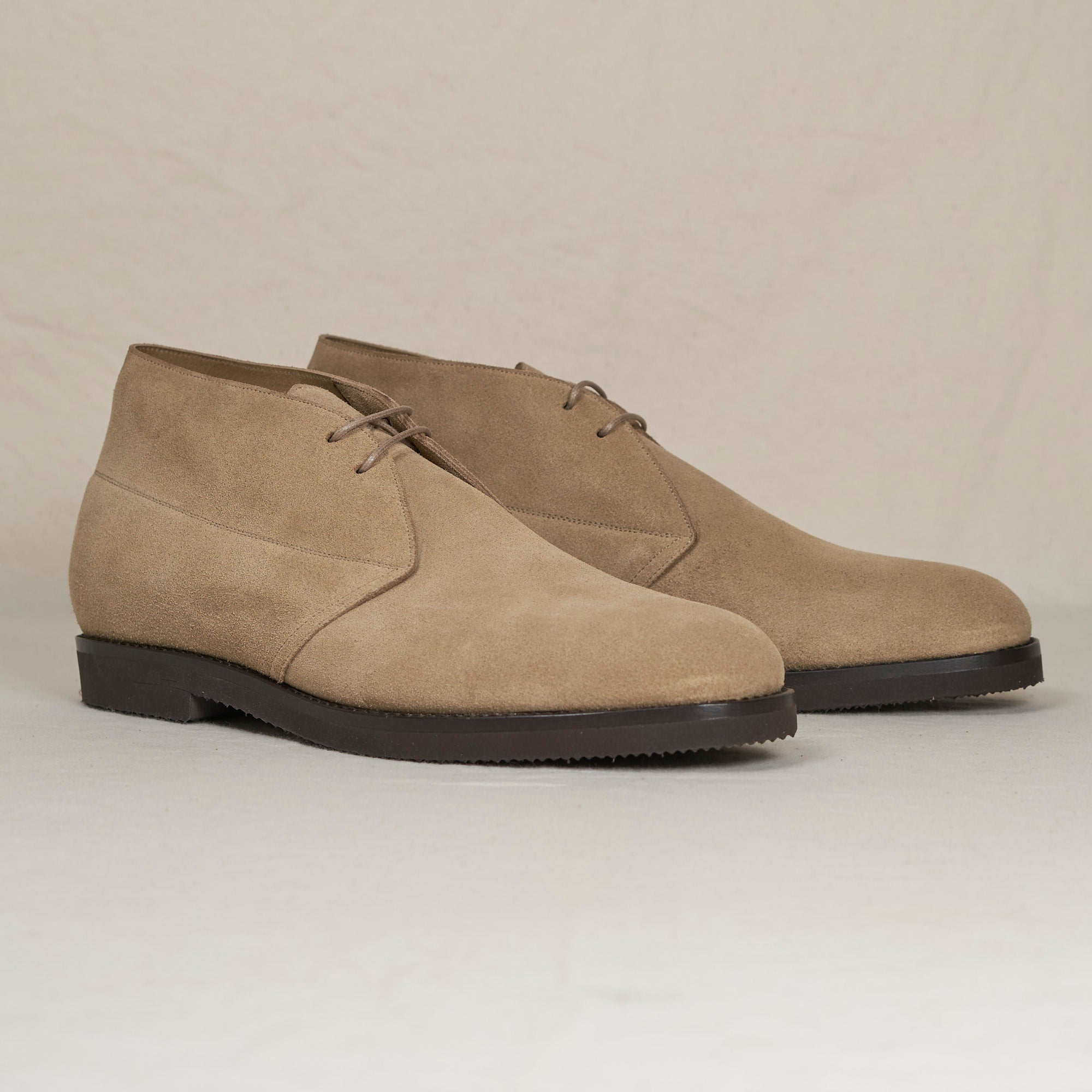 Angled view of August Special Voyager sand suede Blake chukka — Vibram Gumlite outsole, cushioned Voyager Last.