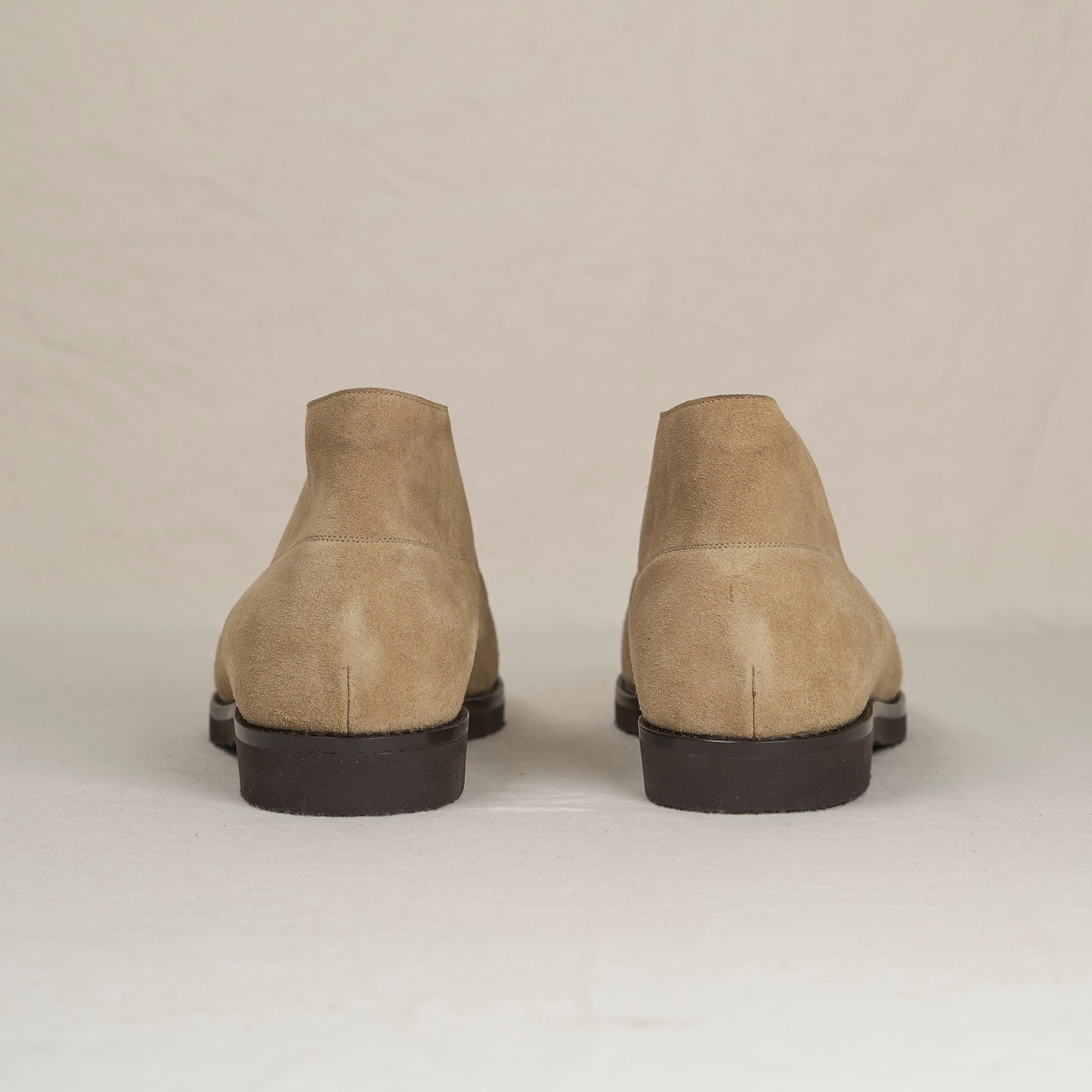 Back heel view of August Special Voyager sand suede chukka — Vibram Gumlite outsole, Voyager Last fit.