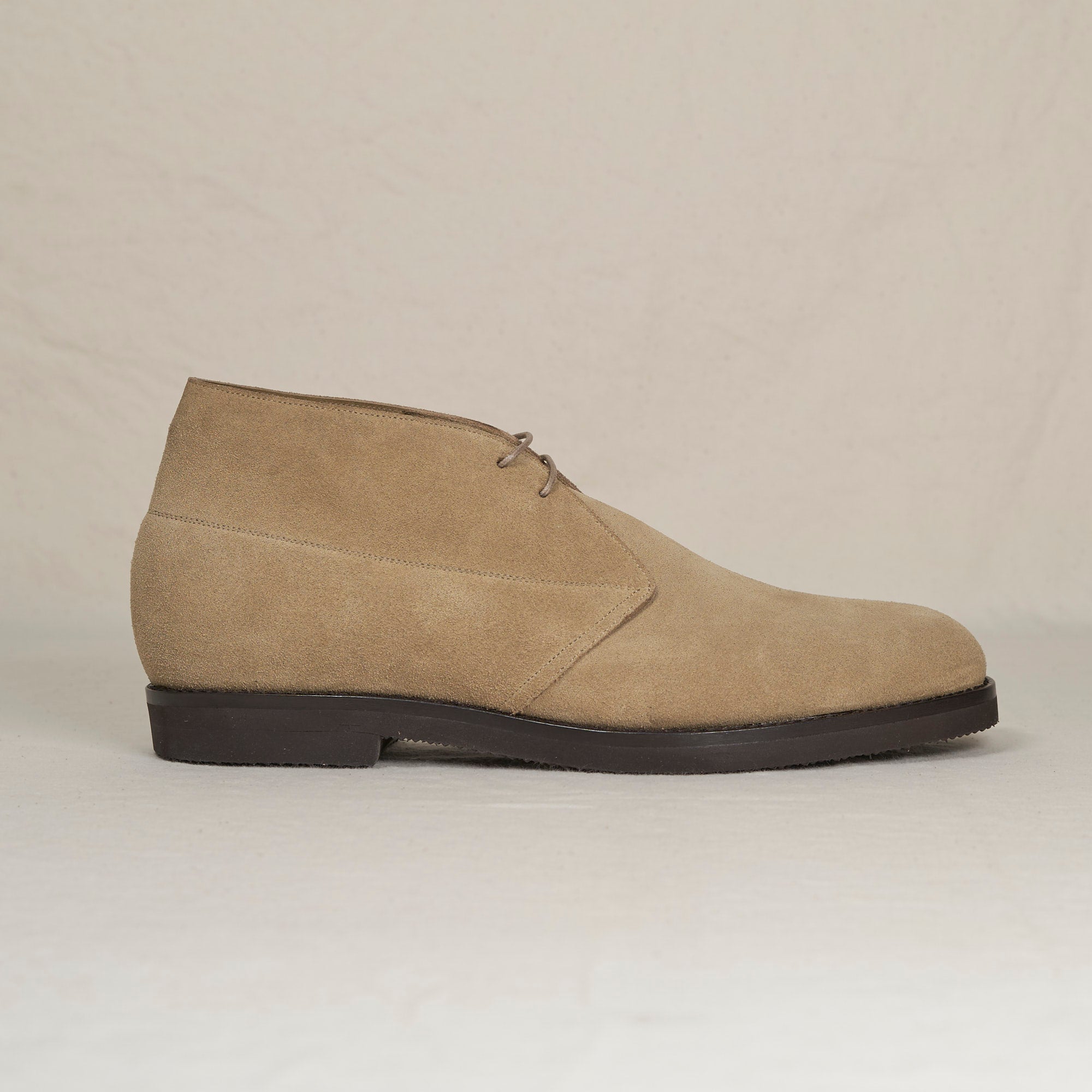 August Special Voyager men's Blake chukka in sand full-grain suede — Vibram Gumlite, classic American style.