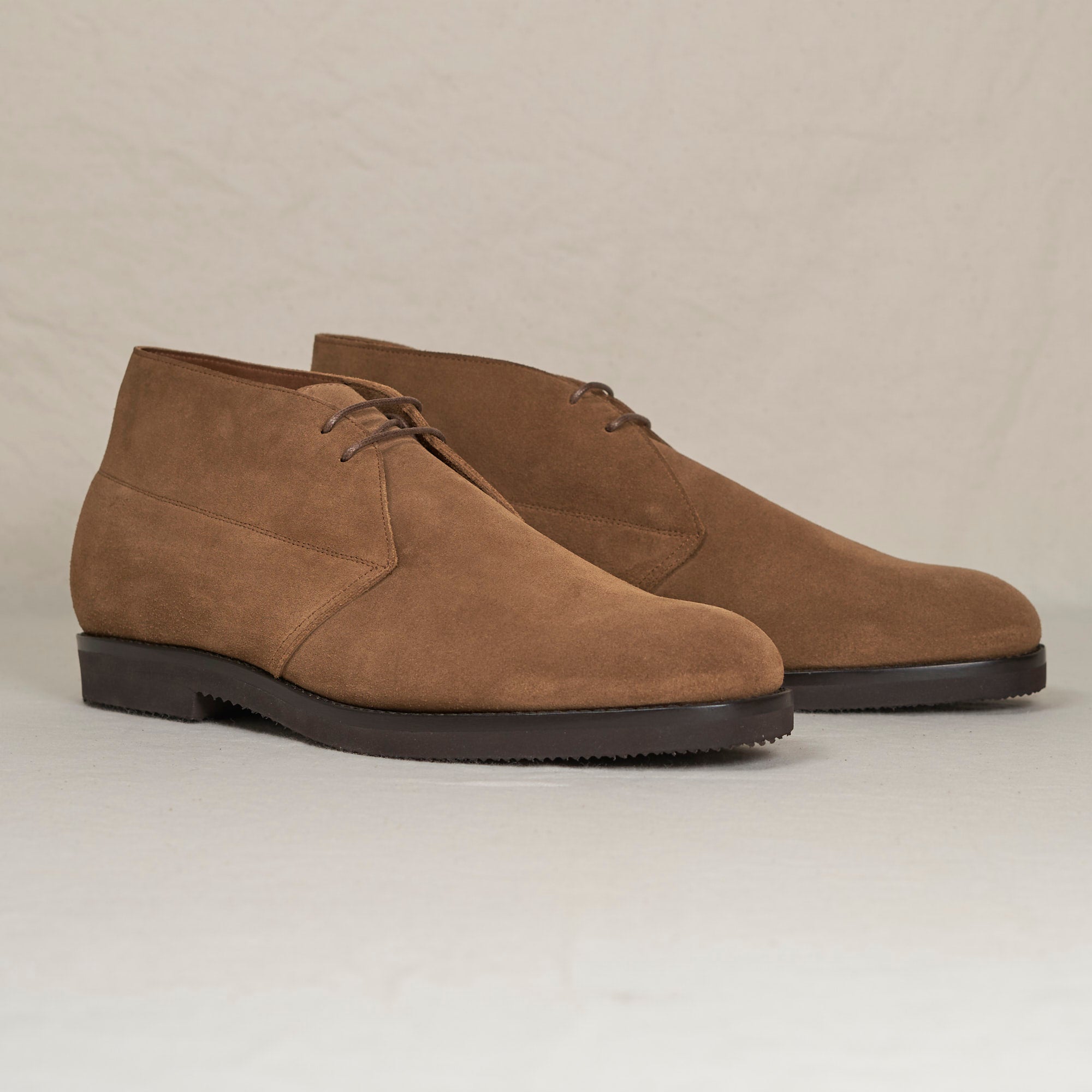 Angled view of August Special Voyager tobacco suede Blake chukka — Vibram Gumlite outsole, cushioned Voyager Last.