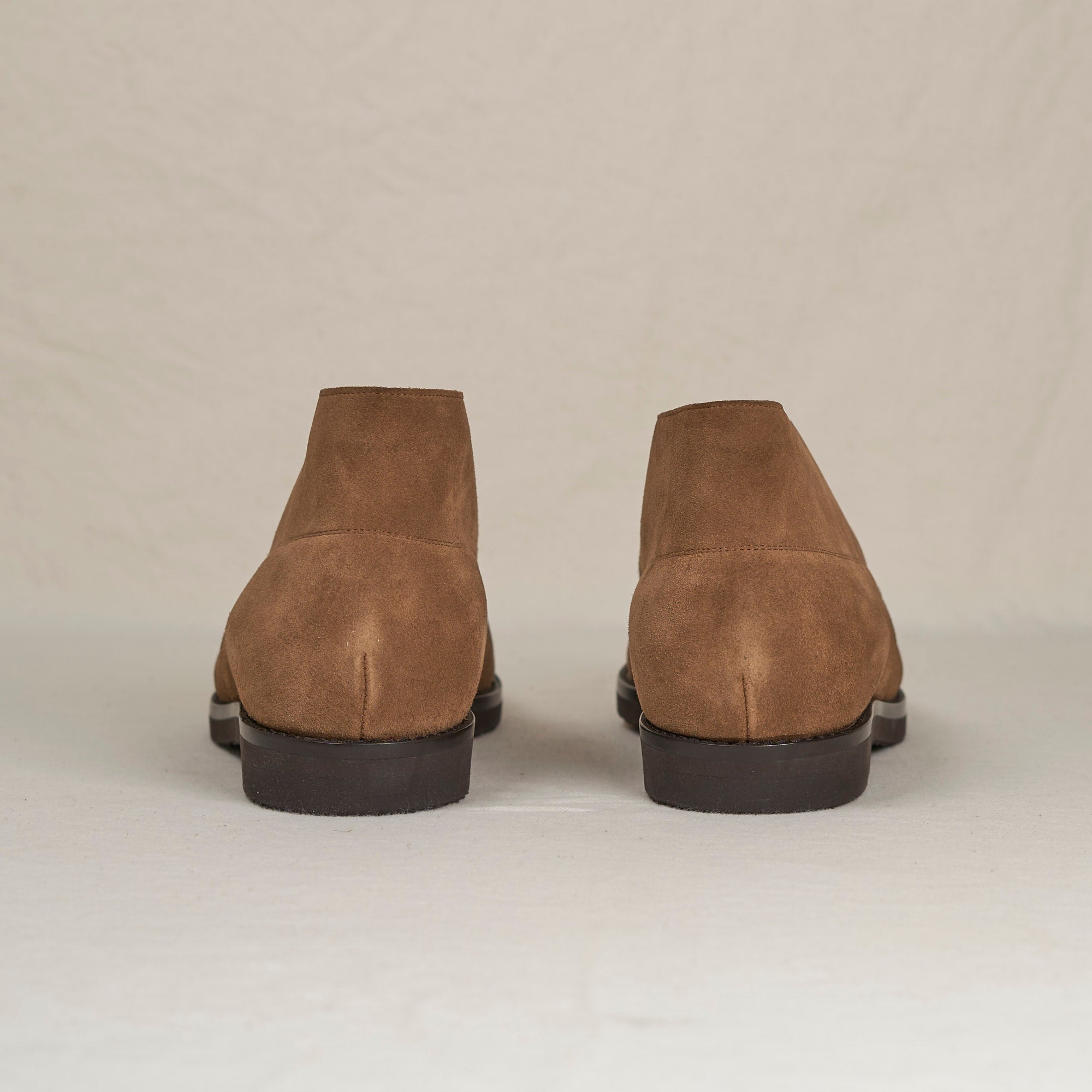 Back heel view of August Special Voyager tobacco suede chukka — Vibram Gumlite outsole, Voyager Last fit.