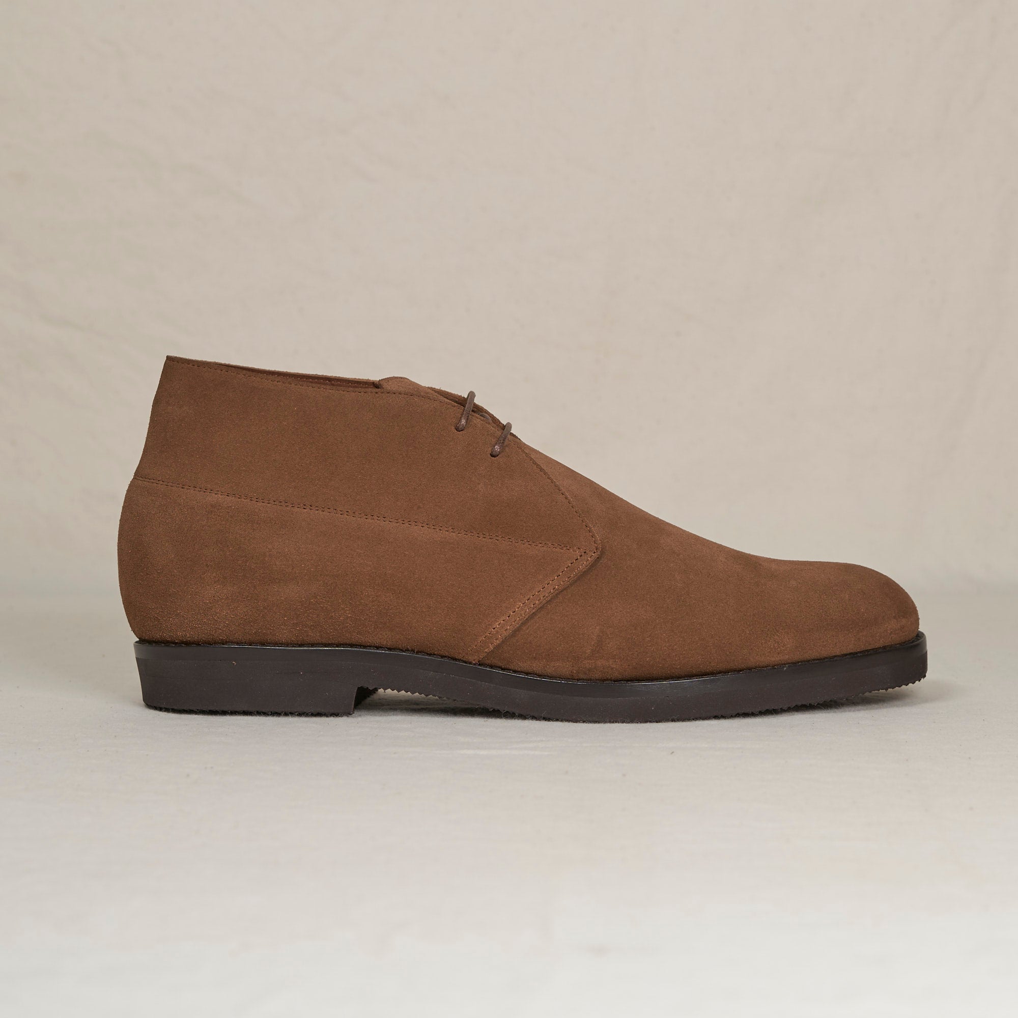 August Special Voyager men's Blake chukka in tobacco full-grain suede — Vibram Gumlite, classic American style.